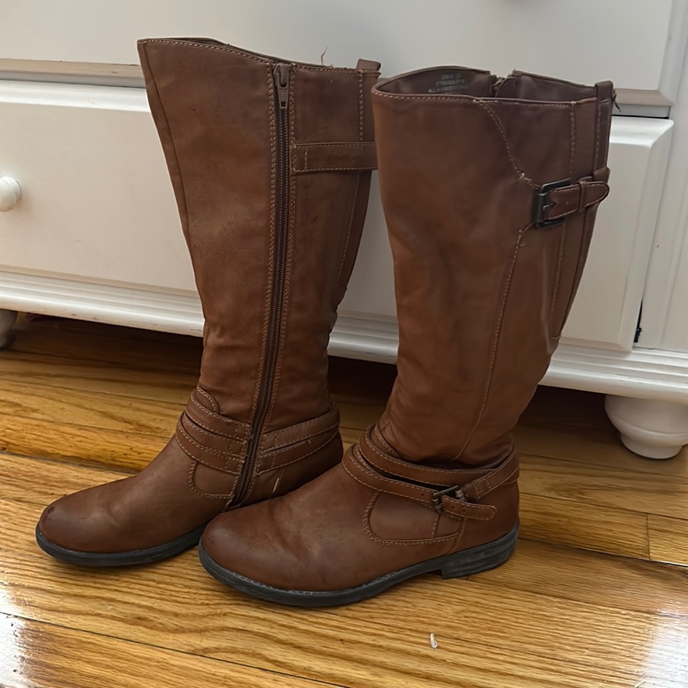 Brown leather boots, Size 6, still in good condition.